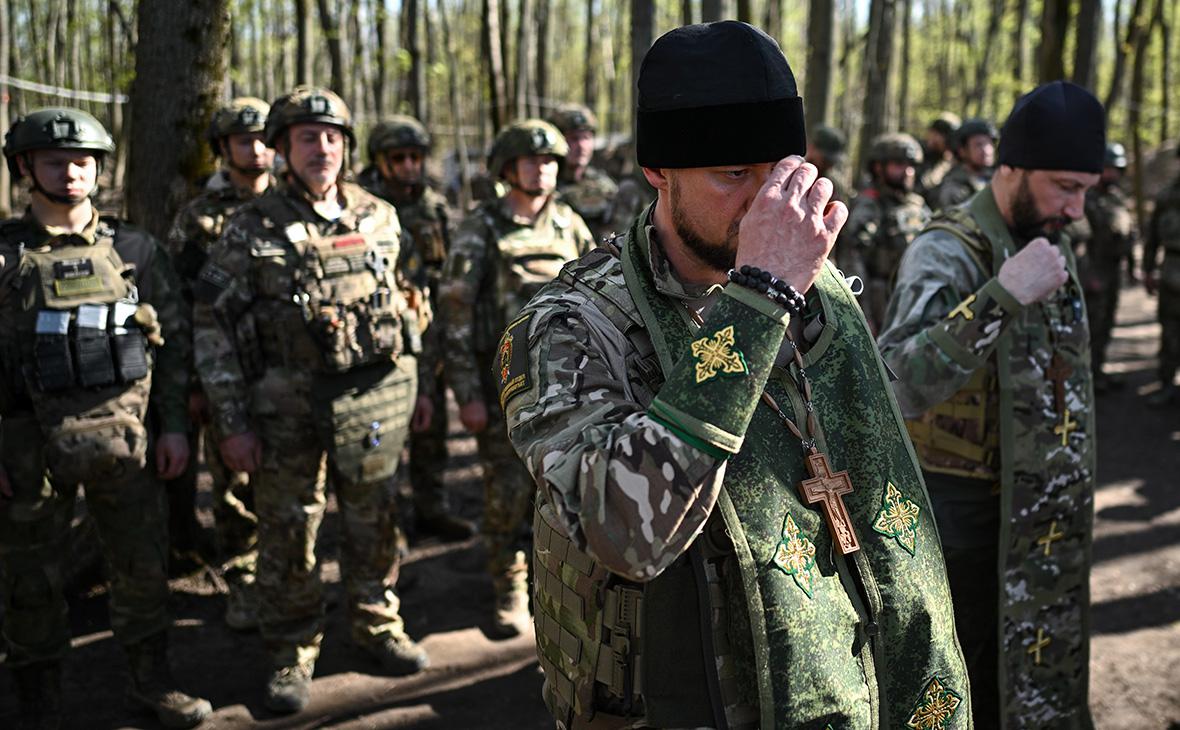 Священнослужитель во время пасхального молебна для военнослужащих 56-й десантно-штурмовой бригады ВДВ группировки войск &laquo;Север&raquo; в Курской области, 19 апреля 2025 года