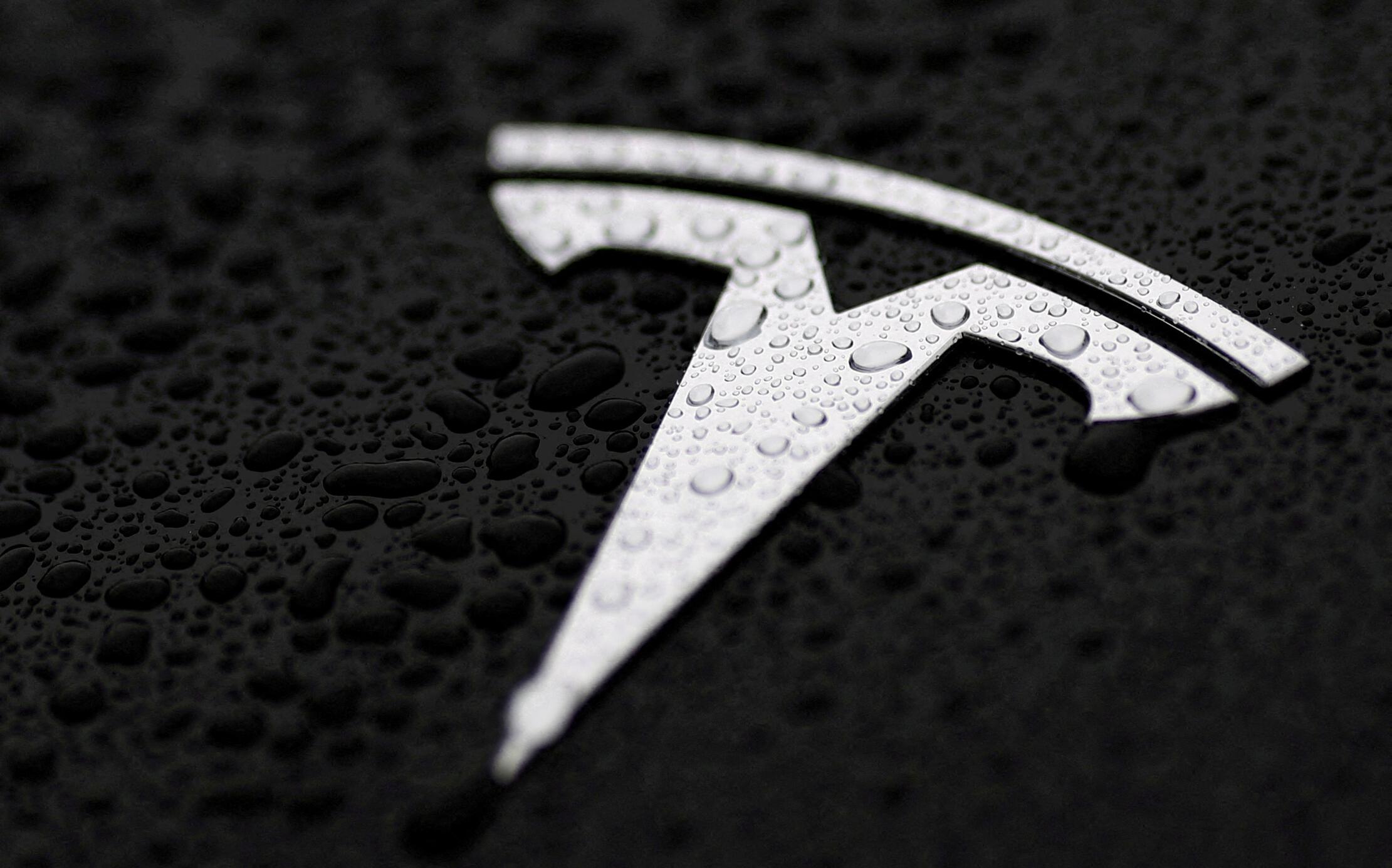 Акции Tesla рекордно подешевели на фоне ссоры Маска с Трампом